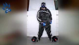 Pfote nach dem Training im RDX-Trainingsanzug und Vibram FiveFingers