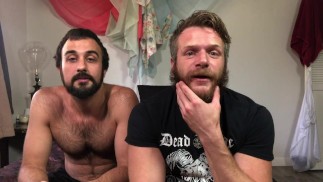 Hunks barbudos Mason Lear e Brian Bonds brincam durante a quarentena