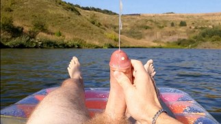 Un garçon russe nageant sur le lac humilie et claque un pédé virtuel