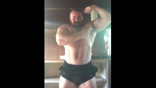 Großer Bodybuilder Flex Im Schuppen OnlyfansBeefBeast 