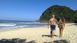 Mike neemt zijn vriendin op het strand en ze neukt een vreemde in de auto en trekt een andere man af