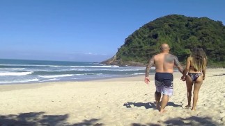 Mike va in spiaggia e la sua ragazza scopa uno sconosciuto in macchina e ne masturba un altro! RIMORCHIO