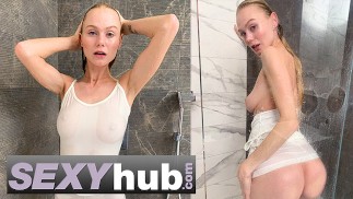 Beauté blonde solitaire Nancy A masturbation d’isolement sous la douche