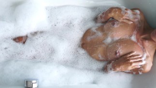 Sugar papa a emmené sa jeune copine chaude en vacances exotiques et a fait plaisir à sa chatte