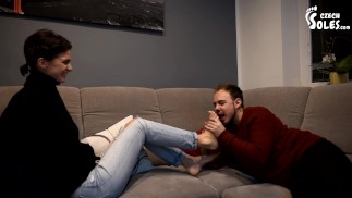 a primeira adoração de pé de Nikola em sua vida! (fetiche por pés, pés sensuais, pés descalços, solas tchecas, pés jovens)