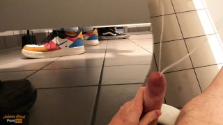 Toilettes publiques - Pulvériser toute la stalle avec mon éjaculation massive ! | Johann Wood