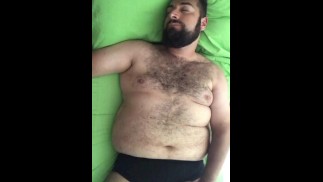 Gros ours barbu italien poilue en chaleur branlant sa bite sur le lit dans ses sous-vêtements. Corps complet