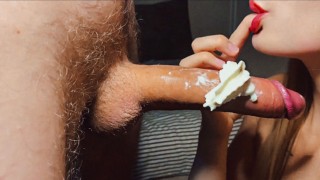 Grote lul in slagroom. Kortbij Pijpbeurt met sperma in mond