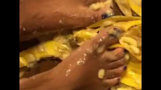 Banaan op blote voeten verpletteren