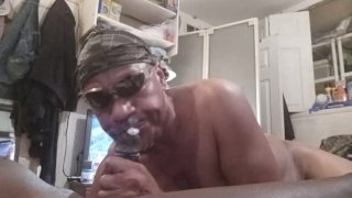 Deepthroat, pití u táty. Oříškový mléčný koktejl