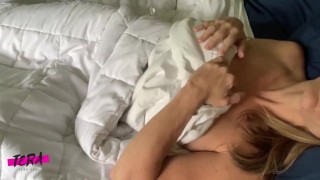 HotアマチュアMILFTerVeeは彼女のお気に入りのディルドで朝の性交をしています