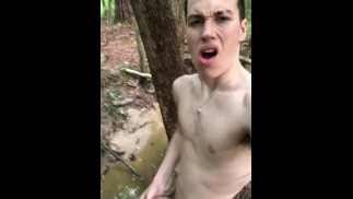 Jesse Gold, 19 ans, se fait presque prendre en train de se branler dans les bois