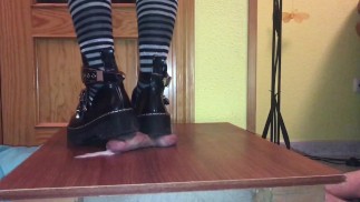 Black botas duras aplastando el semen!
