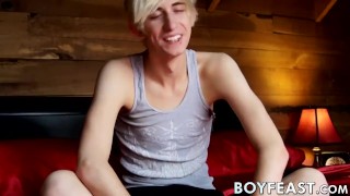 Dünner blonder Twink Erik Tribold streichelt seinen langen, harten Schwanz