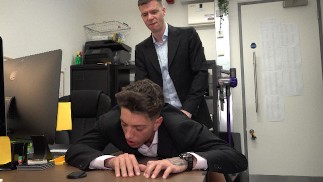 O próximo Top Model de Britian se afasta. Dobrando-o sobre a mesa, eu juro que poderia gozar
