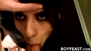 Süßer Emo-Twink William Isaacs Deepthroats Schwanz für Gesichtsbehandlung