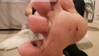 Meisje trekt haar sokken uit na 12 uur lopen 