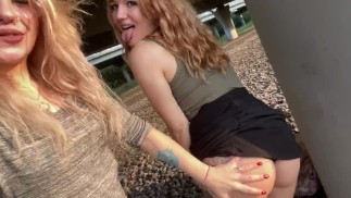 2 ragazze calde si scopano a vicenda in pubblico