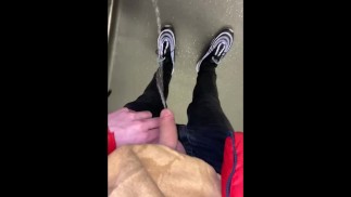 Hot minet pisse en rentrant chez lui 