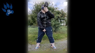 Adidas Pup scharrt im Freien und schnüffelt Nike TN