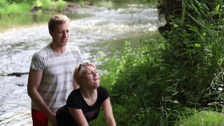 Девушка-шлюха в красивой природе имеет рот, полный спермы, и счастлива / свободна