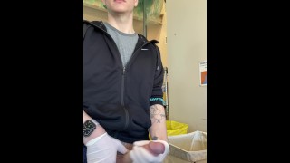 Masturbándose en el trabajo en el mostrador!! con corrida arriesgada