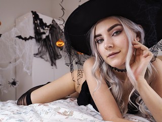 Cute Sorcière Excitée Obtient un Soin Du Visage et Avale Du Sperme - Eva Elfie