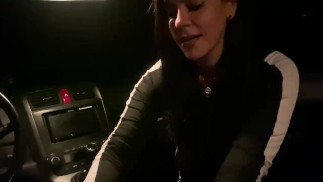 Sletterige Amber Storm zuigt een vreemde in de auto - Deel 1