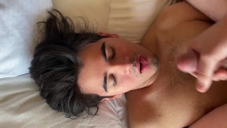 Dieser sexy Teenie-Twink ist süchtig nach meinem Sperma