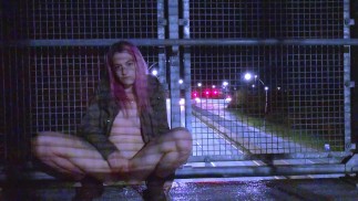 Schattige tiener squirt over openbare brug // IsabellaFern //