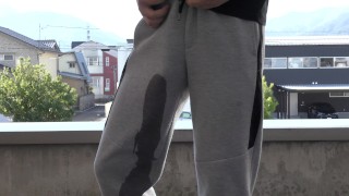[4K] Incontinence à l'extérieur sans pouvoir supporter un pantalon de survêtement gris