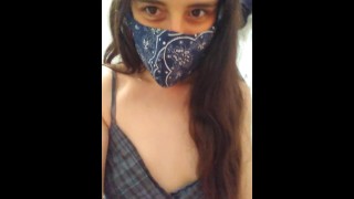 Vestito carino brutto lordo maschera facciale feticcio figa pelosa camgirl fa pipì toilette e utilizza maschera per il viso carta igienica