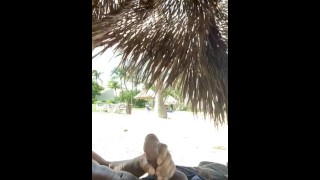 在公共海滩上被抓到巨大的负载