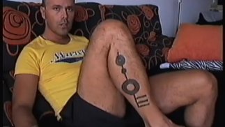 RAGAZZO ETERO TATUATO MUSCOLOSO CON COSCE MUSCOLOSE E POLPACCI MUSCOLOSI E CAZZO GRANDE SBORRA TANTO
