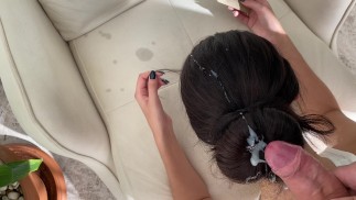 Guy avec une grosse bite sperme sur des cheveux longs et beaux, après une pipe d’une brune chaude