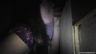 FRAU UND MANN BESUCHTEN EIN SCHÄBIGES GLORYHOLE UND GINGEN NACH HAUSE, UM FERTIG ZU WERDEN!
