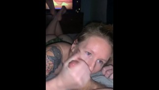 POV: oglądanie telewizji, ale Amber chciała zamiast tego zrobić głębokie gardło
