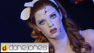 Dane Jones ruiva boneca mal-assombrada anseia por pau na paródia de terror do Halloween