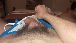 19 ans Jesse Gold joue avec sa bite poilue et baise un jouet