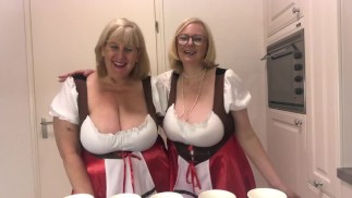 Oktoberfest - 2 vollbusige topless Blondinen