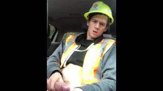 Trabalhador da construção civil twink se masturba e come porra