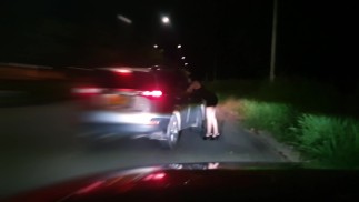 Me disfrazo de puta de la noche y un extraño me paga para follar en su coche