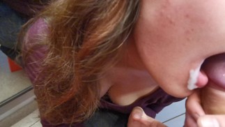 Cumshot Studentin Im Gesicht In Der Umkleidekabine-Riskante Sex In Der Öffentlichkeit
