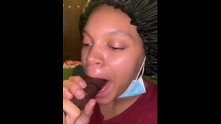 Sexy 19yo usrkávání na péro během karantény podívejte se na mou stránku onlyfans, kde najdete exkluzivní obsah 