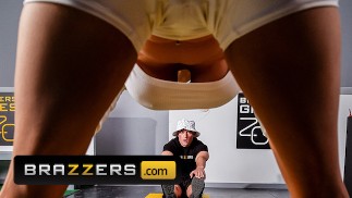 Brazzers - Hot atletas profesionales Sarah Jessie que le golpeen el coño durante el juego