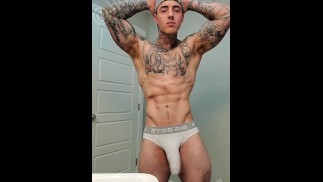 Jakipz Flexes & Shows Off Obrovský Penis Ve Spodním Prádle 
