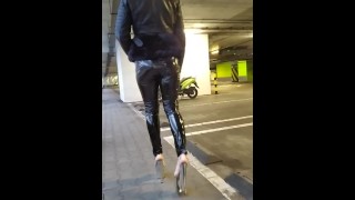 Chodzenie w miejscach publicznych lateksowe legginsy i szpilki PMV porno teledysk