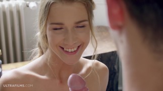ULTRAFILMS Alexis Crystal verführte den Schauspieler, als sein Schwanz während des Make-ups aus seiner Hose sprang.
