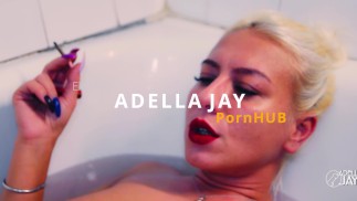 4K - MILF ESPOSA está Giving mamada en la bañera -Fumar coño caliente - ADELLA JAY