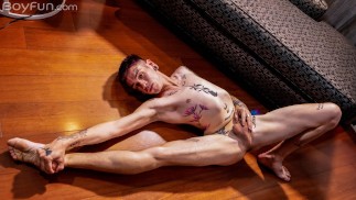 Tatuado Latino Twink mostra sua flexibilidade e se masturba até Cums